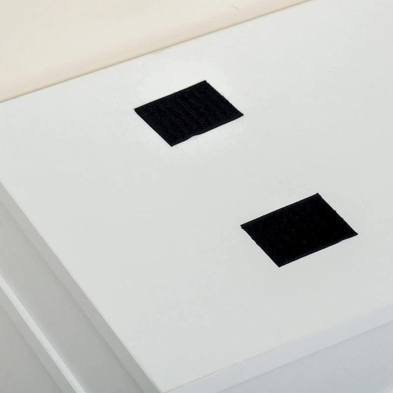 Banco blanco para almacenamiento de zapatos en la entrada, con asiento acolchado y cajones