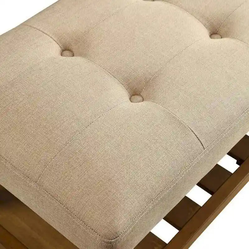 Banco de almacenamiento beige con capitonado de botones, patas de madera de roble y estante