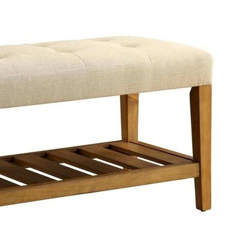 Banco de almacenamiento beige con capitonado de botones, patas de madera de roble y estante