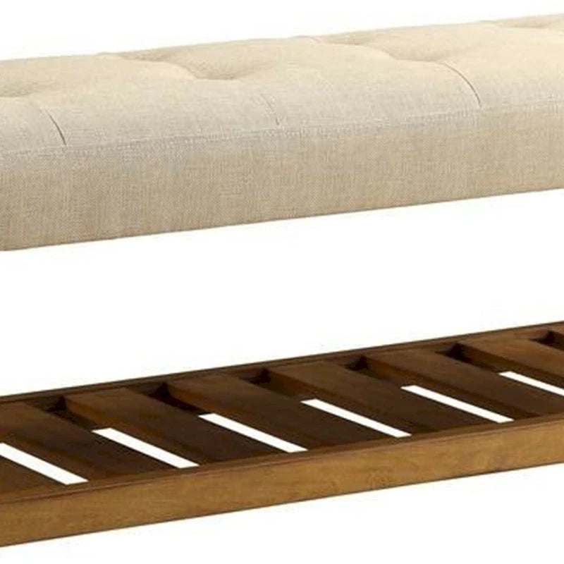 Banco de almacenamiento beige con capitonado de botones, patas de madera de roble y estante