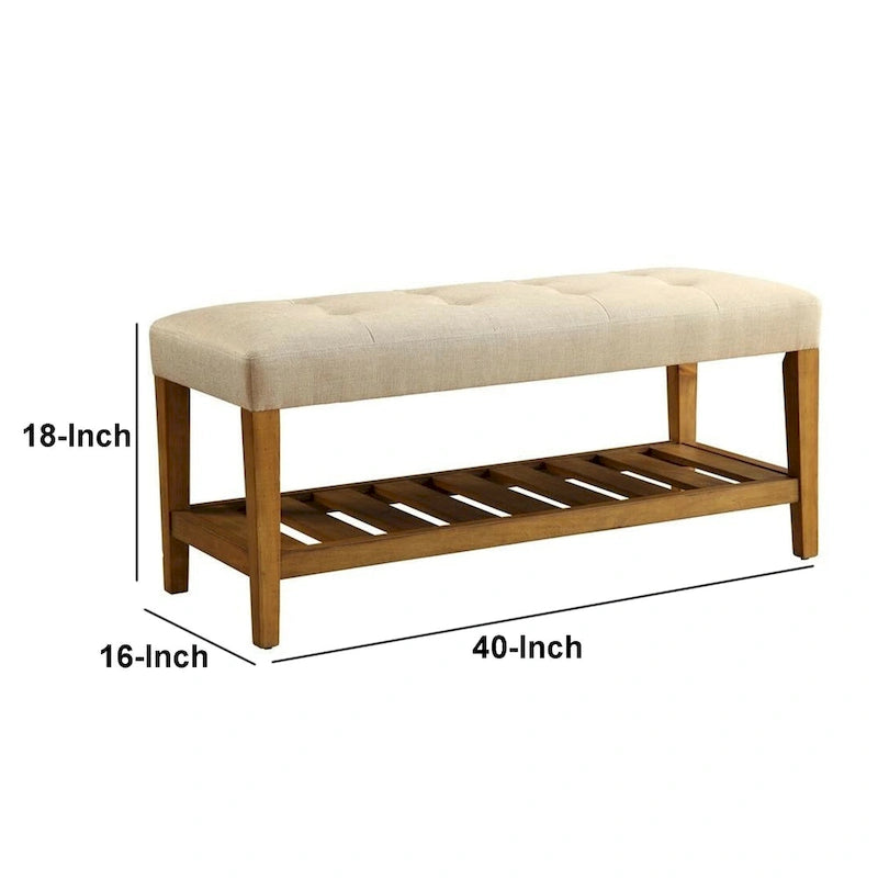 Banco de almacenamiento beige con capitonado de botones, patas de madera de roble y estante
