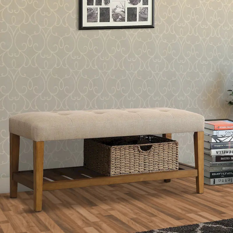 Banco de almacenamiento beige con capitonado de botones, patas de madera de roble y estante
