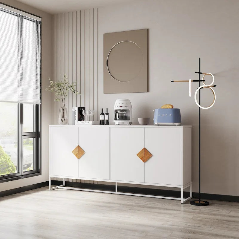 Buffet blanc à 4 portes avec poignées dorées en forme de losange et pieds métalliques