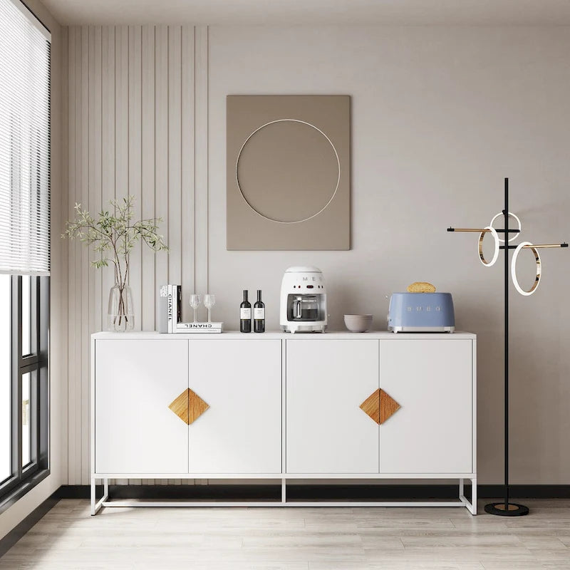 Buffet blanc à 4 portes avec poignées dorées en forme de losange et pieds métalliques