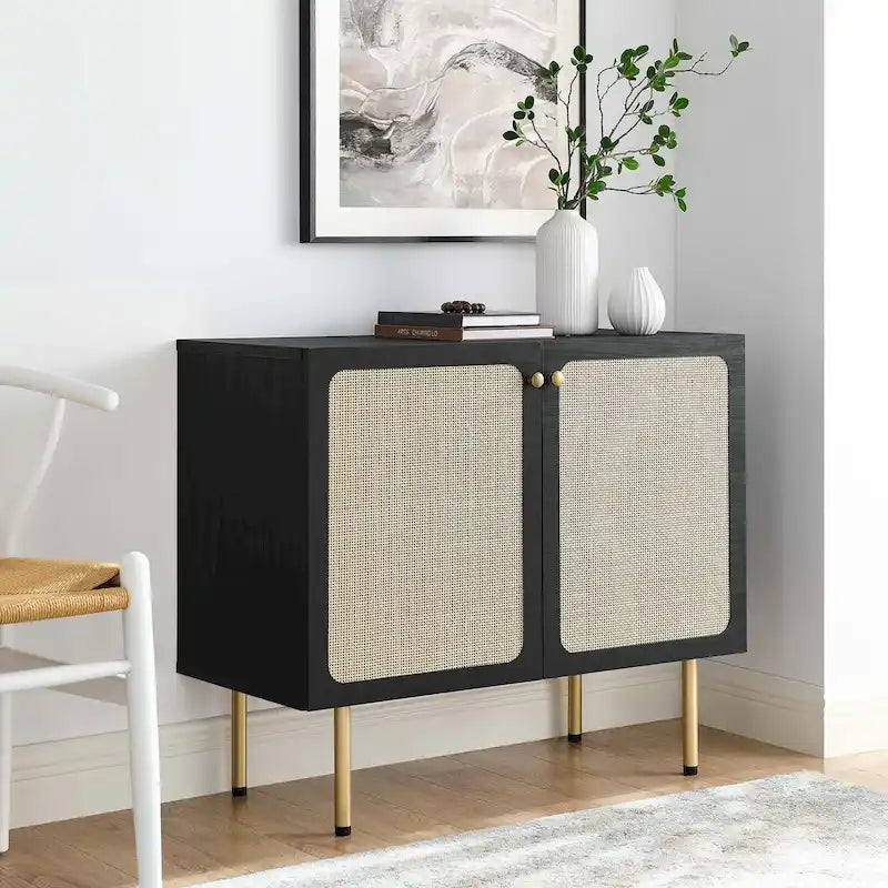 Schwarzer Akzentschrank mit Rattantür, goldfarbenen Metallbeinen und Stauraum