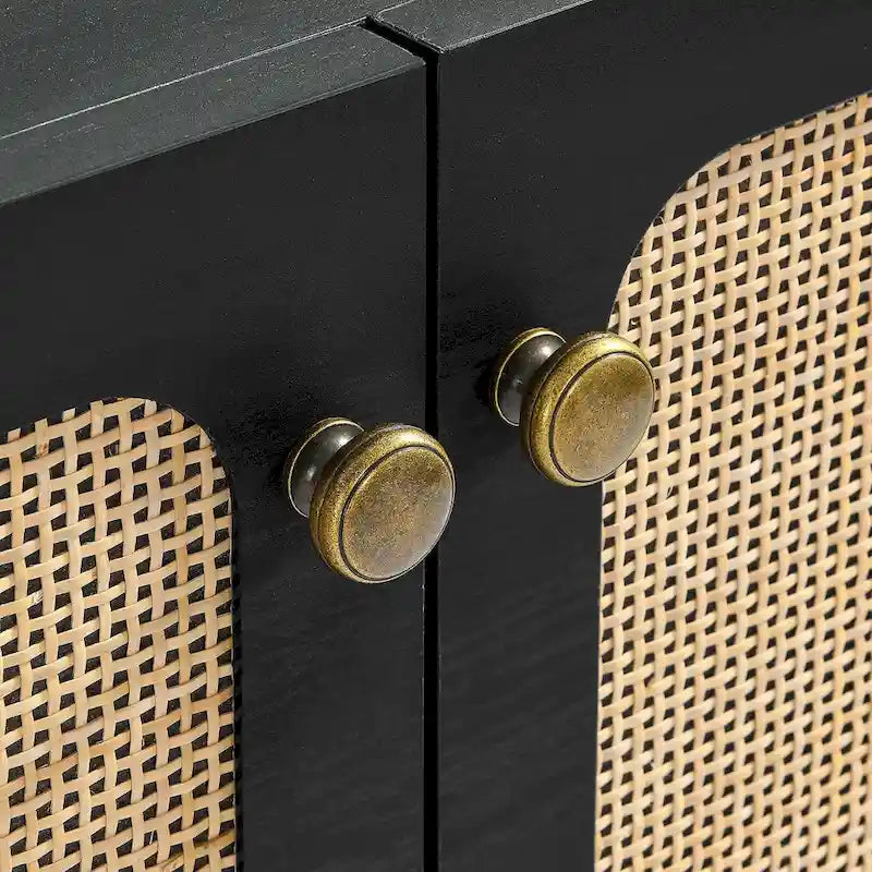 Schwarzer Akzentschrank mit Rattantür, goldfarbenen Metallbeinen und Stauraum