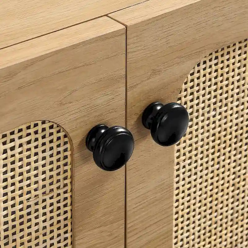Schwarzer Akzentschrank mit Rattantür, goldfarbenen Metallbeinen und Stauraum
