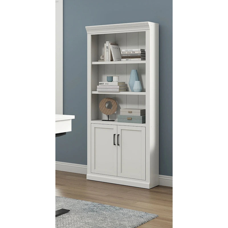Librería blanca con puertas estilo Shaker, paneles de tablero con molduras y estantes ajustables