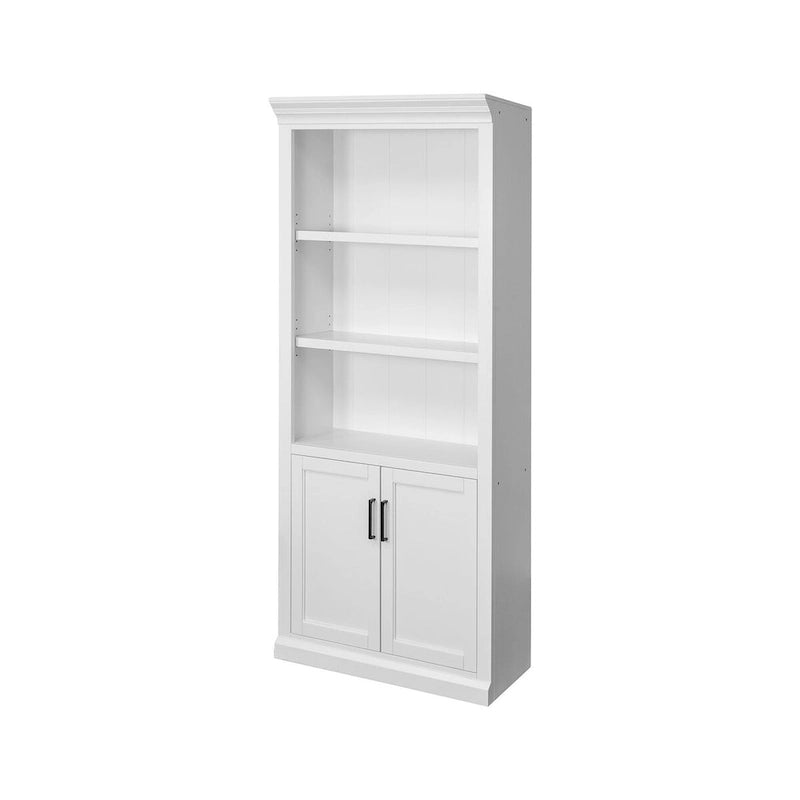 Librería blanca con puertas estilo Shaker, paneles de tablero con molduras y estantes ajustables