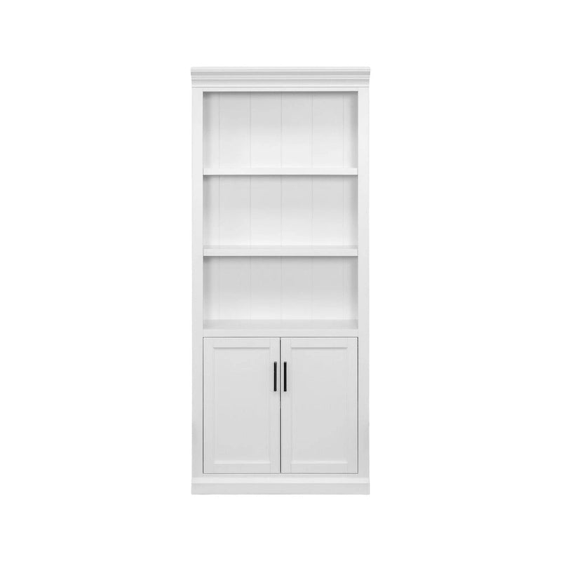 Librería blanca con puertas estilo Shaker, paneles de tablero con molduras y estantes ajustables
