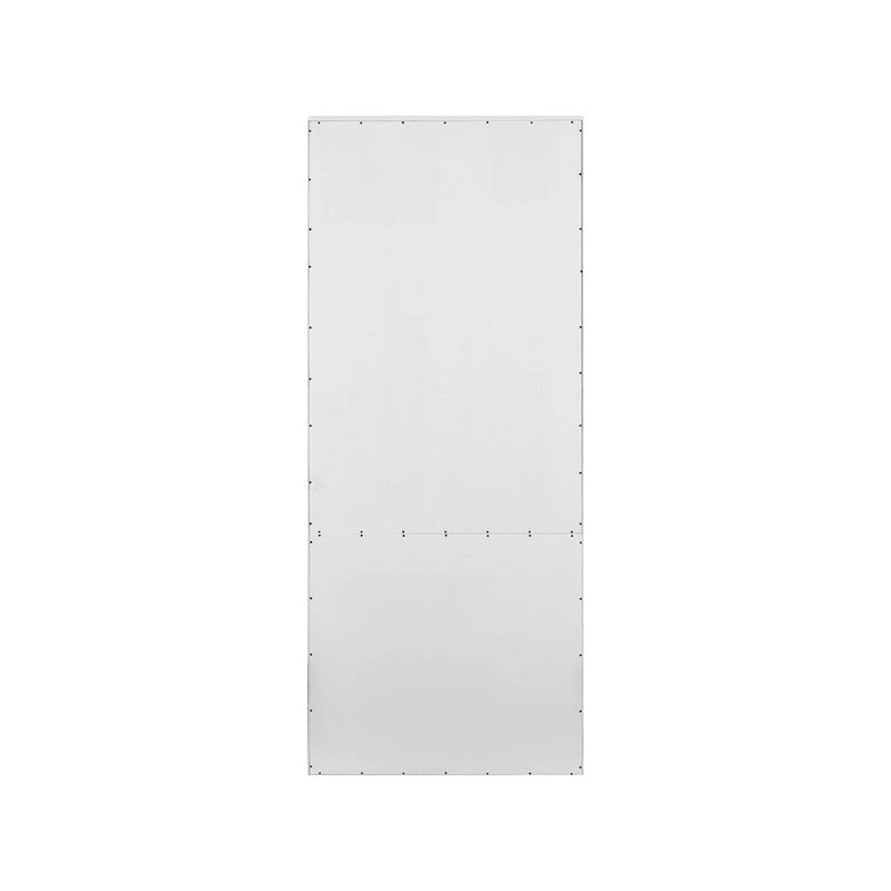 Librería blanca con puertas estilo Shaker, paneles de tablero con molduras y estantes ajustables