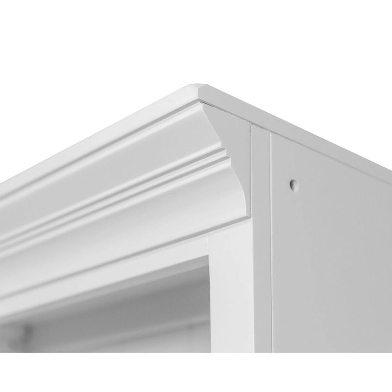 Librería blanca con puertas estilo Shaker, paneles de tablero con molduras y estantes ajustables
