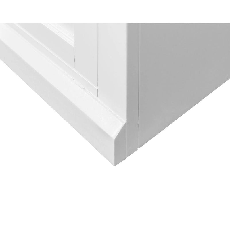 Librería blanca con puertas estilo Shaker, paneles de tablero con molduras y estantes ajustables
