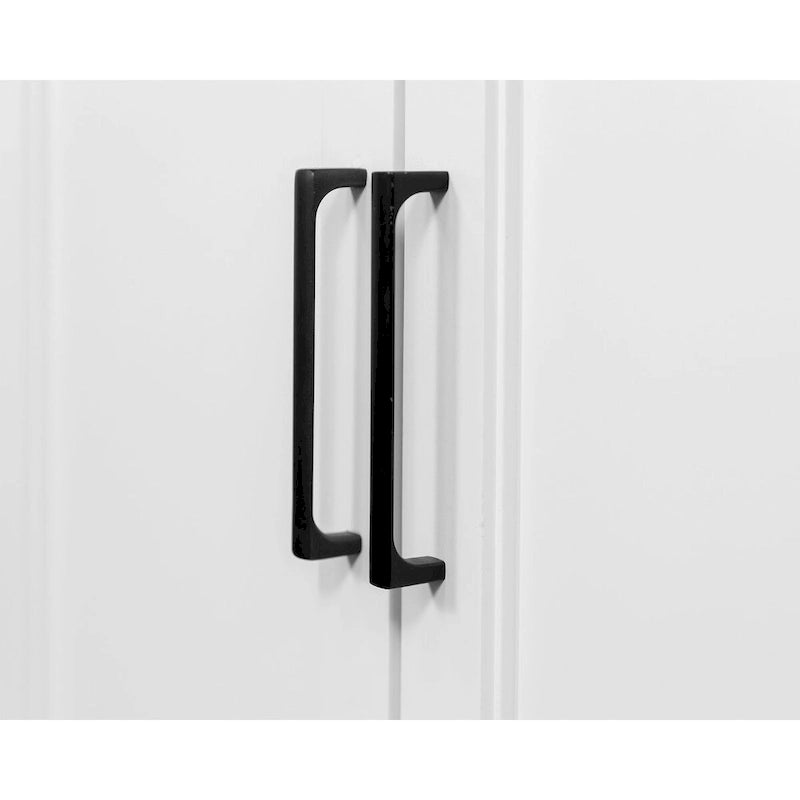 Librería blanca con puertas estilo Shaker, paneles de tablero con molduras y estantes ajustables
