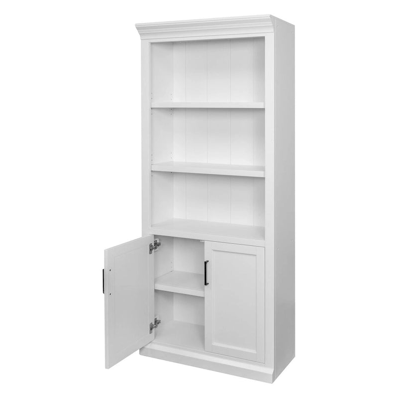 Librería blanca con puertas estilo Shaker, paneles de tablero con molduras y estantes ajustables