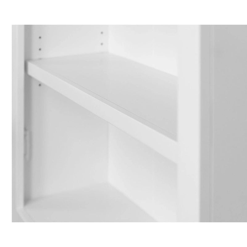 Librería blanca con puertas estilo Shaker, paneles de tablero con molduras y estantes ajustables