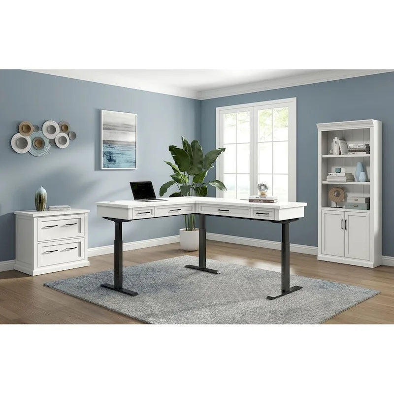 Librería blanca con puertas estilo Shaker, paneles de tablero con molduras y estantes ajustables