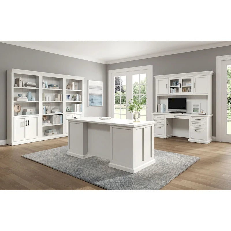 Librería blanca con puertas estilo Shaker, paneles de tablero con molduras y estantes ajustables